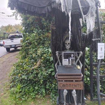 Davis Graveyard - Holiday Decorations Near Me - Milwaukie, Oregon