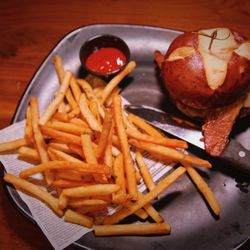 The State - Irish pub burger