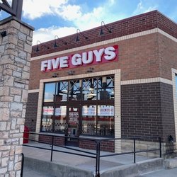 Five Guys - Exterior photograph of the Five Guys restaurant in Bridgewater Falls, Ohio.