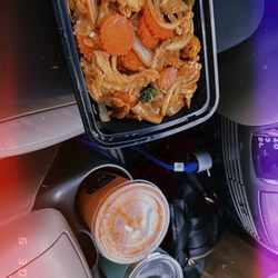 Tikky's Curry Corner - Pad see-ew and a giant Thai ice tea !