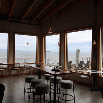 Bowline Hotel - Views for days in the restaurant. - Hotels Near Me - Astoria, Oregon Bowline Hotel - Views for days in the restaurant. - Hotels Near Me - Astoria, Oregon