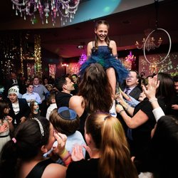 SpotlightLA - Bat Mitzvah girl up in the chair