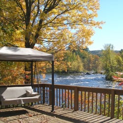 Henniker House Bed & Breakfast - Relax down by the river at Henniker House