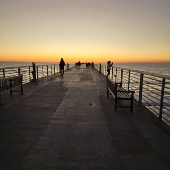 Hermosa Beach Pier - Sunset in November - Beaches Near Me - Hermosa Beach, California Hermosa Beach Pier - Sunset in November - Beaches Near Me - Hermosa Beach, California