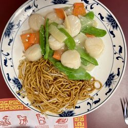 China Jade Horse - Scallops & Snow peas with chow mein. Lunch size