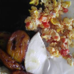 Desayuno Tipico Guatemalteco con platanos fritos, queso, crema, y huevos revueltos. Delicioso.