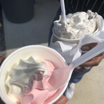 Del's Freez - Vanilla/Strawberry Swirl, Oreo Freez - Ice Cream & Frozen Yogurt Near Me - Melbourne, Florida Del's Freez - Vanilla/Strawberry Swirl, Oreo Freez - Ice Cream & Frozen Yogurt Near Me - Melbourne, Florida