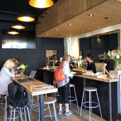 Cinéma Moderne - Plenty of bar space!