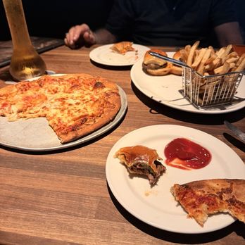 Yard House - Sliders, pizza - Vegetarian Near Me - San Diego, California Yard House - Sliders, pizza - Vegetarian Near Me - San Diego, California