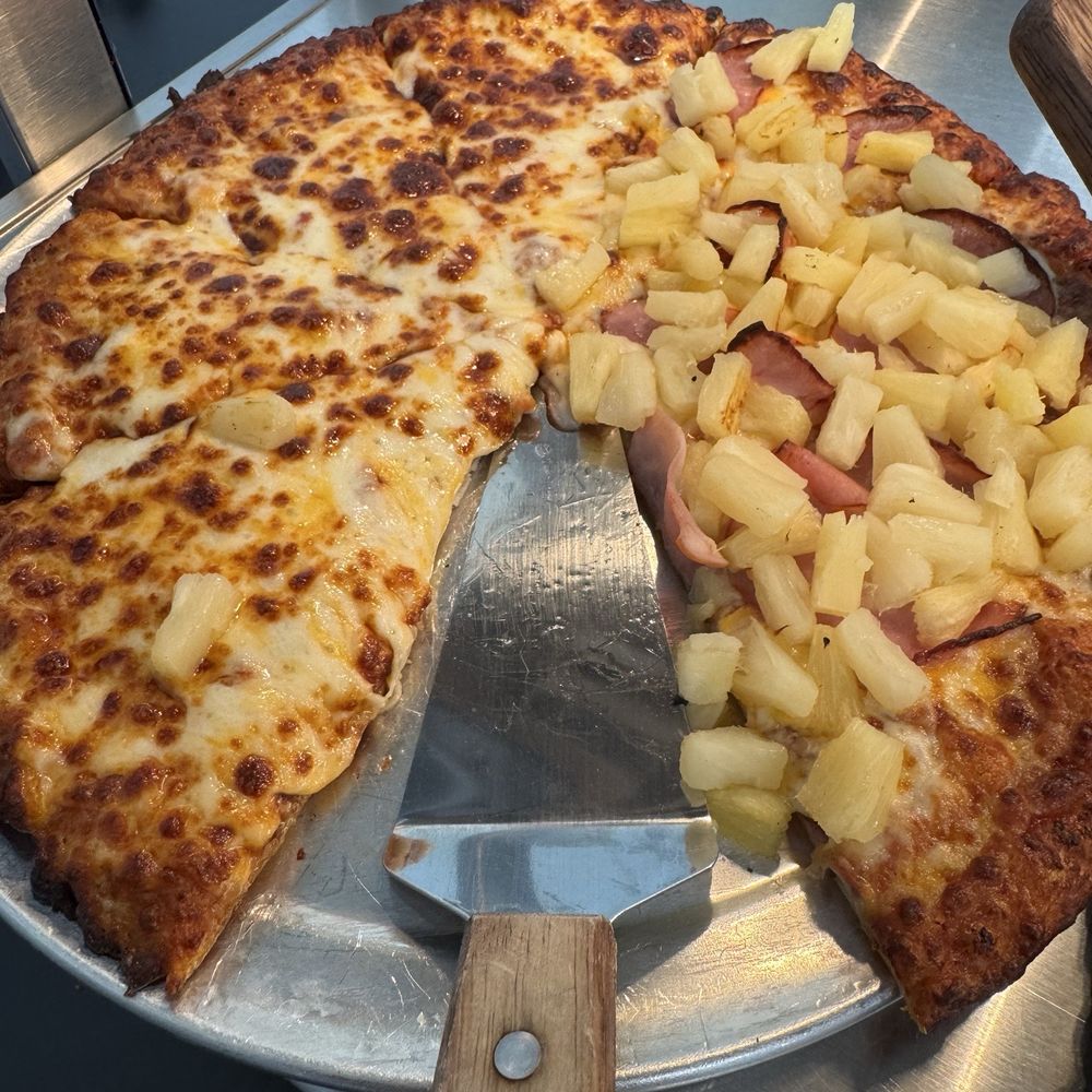 Round Table Pizza - So many pizzas on the pizza and salad bar buffet. My favorite Hawaiian with extra pineapple, cheese, vegi and more. Julie A - Pizza Near Me - Reno, Nevada Round Table Pizza - So many pizzas on the pizza and salad bar buffet. My favorite Hawaiian with extra pineapple, cheese, vegi and more. Julie A - Pizza Near Me - Reno, Nevada