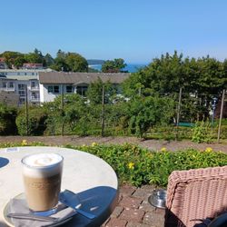 Vju Hotel Rügen - Blick von der Sommerterrasse zur Ostsee / View from the summer terrace towards the Baltic Sea