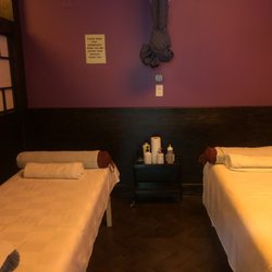 One Foot Spa - Couples massage room with clean, comfortable and relaxing massage beds.