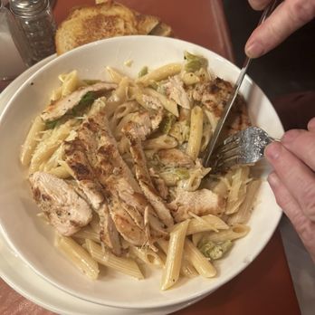Cafe Catron - Green chili Alfredo pasta with chicken - Bagels Near Me - Santa Fe, New Mexico