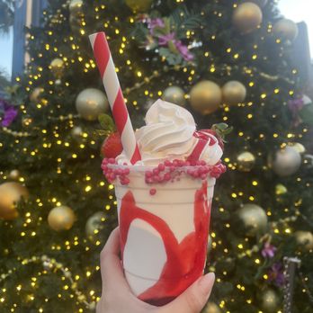 Studio Scoop - Strawberry shake - Ice Cream & Frozen Yogurt Near Me - Universal City, California