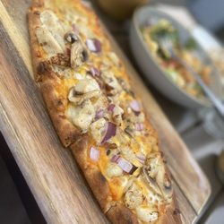 Brewskie's - Grilled chicken flatbread