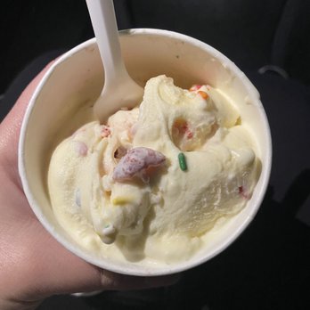 Cold Stone Creamery - My one strawberry. Don't be fooled.. there was no more underneath. - Ice Cream & Frozen Yogurt Near Me - Burbank, California Cold Stone Creamery - My one strawberry. Don't be fooled.. there was no more underneath. - Ice Cream & Frozen Yogurt Near Me - Burbank, California