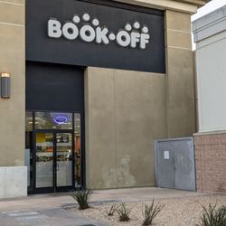 BOOKOFF Lakewood Center Mall Store - Exterior entrance