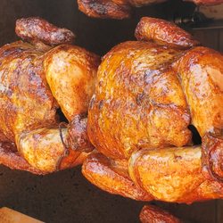 Al Estilo Tio Ernesto - Golden, juicy, and flavorful Rotisserie Chicken. Only at "Al Estilo Tio Ernesto"
Pollo a la Brasa dorado, jugoso y lleno de sabor.