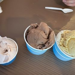 Sorbetiere - Chocolate cookies and cream, butter pecan and vanilla bean and strawberry