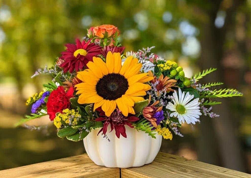 BEA’S FLOWERS & GIFTS Updated August 2024 187 Photos 103 S