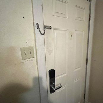 Nevada City Inn - Dirty walls - Hotels Near Me - Nevada City, California