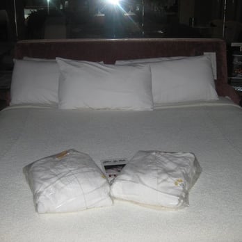 Sybaris Pool Suites - Bed with Comfy Robes - Hotels Near Me - Northbrook, Illinois