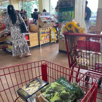 Trader Joe's - Waiting in line - Grocery Near Me - Plainview, New York