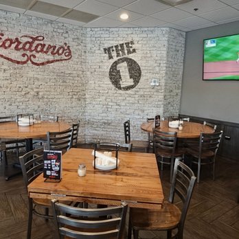 Giordano's - Inside seating - Pizza Near Me - Rosemont, Illinois Giordano's - Inside seating - Pizza Near Me - Rosemont, Illinois