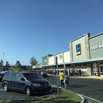 ALDI - Opening Day line at Aldi. - Grocery Near Me - Oxnard, California