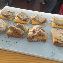 La Bodeguita - Pan de la casa: salmorejo y atun mechao 7€