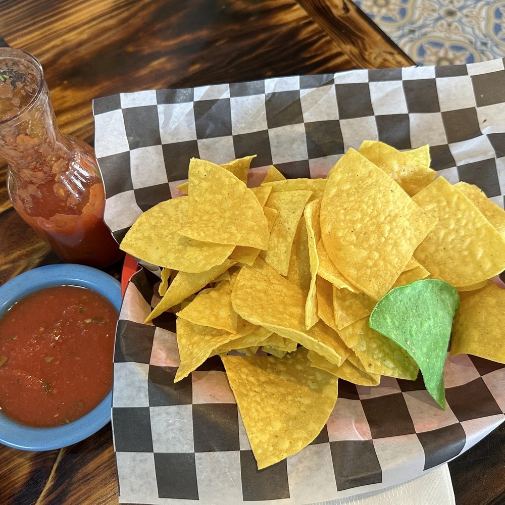 El Mezcal Mexican Restaurant Mount Dora - Chips and good salsa - Mexican Near Me - Mt Dora, Florida