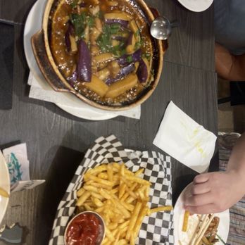 Yi Xin Cafe - Where else can you find curry fries and sizzling eggplant with basil and chicken? - Hong Kong Style Cafe Near Me - Honolulu, Hawaii Yi Xin Cafe - Where else can you find curry fries and sizzling eggplant with basil and chicken? - Hong Kong Style Cafe Near Me - Honolulu, Hawaii