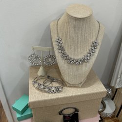Honeybee Boutique - Lots and lots of jewelry