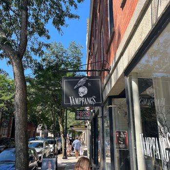 Vampfangs - Costumes Near Me - Salem, Massachusetts