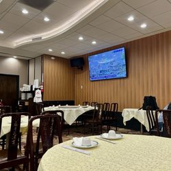 Mayflower Restaurant - Nice, open interior