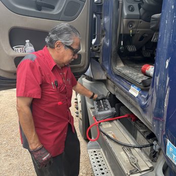 HTX Mobile Battery Service - Jump start on a Semi 
Eighteen Wheeler - Auto Repair Near Me - Houston, Texas