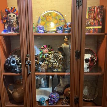 San Jose Mexican Restaurant - a display of mexican pottery - Mexican Near Me - St. Louis, Missouri San Jose Mexican Restaurant - a display of mexican pottery - Mexican Near Me - St. Louis, Missouri