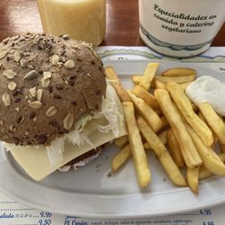 El Limón - Hamburguesa con todo, papas fritas