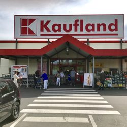 Kaufland - Eingangsbereich mit Einkaufswagenparkplatz