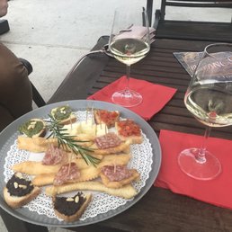 Appetizer platter with 2 white and 1 red tastings.