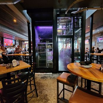 Fatpour Tap Works Wicker Park - Sports Bars Near Me - Chicago, Illinois