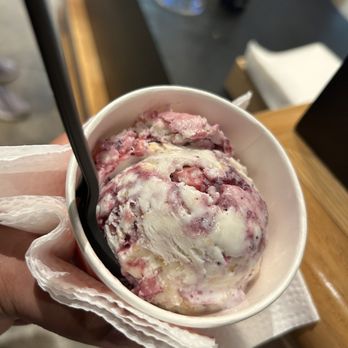 Salt & Straw - Wild foraged berry slab pie - Ice Cream & Frozen Yogurt Near Me - Kirkland, Washington Salt & Straw - Wild foraged berry slab pie - Ice Cream & Frozen Yogurt Near Me - Kirkland, Washington