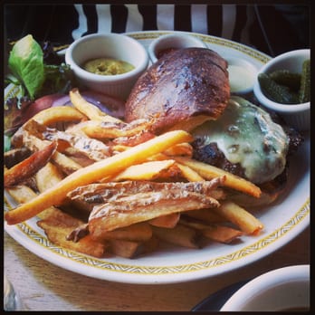 Cafe Rue Dix - rue dix burger - French Near Me - Brooklyn, New York