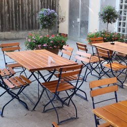 Asia Noy - Netter Biergarten auf der Rückseite des Hauses