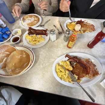 Dimples Diner - Breakfast & Brunch Near Me - Visalia, California