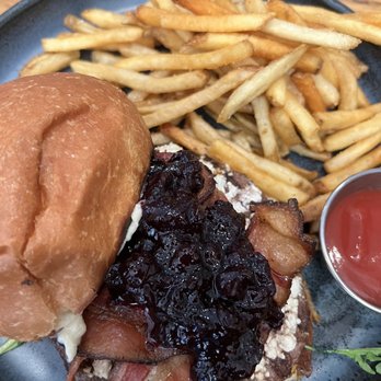 10 Barrel Brewing - West Side Bend - Blue Goat Burger - Brewpubs Near Me - Bend, Oregon