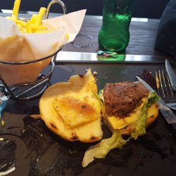 Red d'Hippo - Er ça pour 19 euros. Un fromage trop cuit du coup c'est un peu du béton. Un burger qui est vide de garniture.