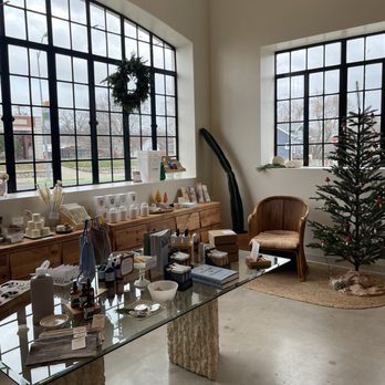 HAND & LAND - Day Spas Near Me - Kansas City, Missouri