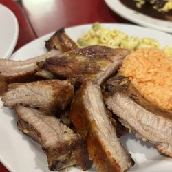 El Pollo De Oro de los Cabos - Ribs with rice and Mac salad