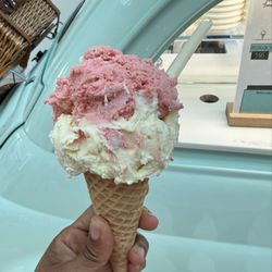 L’artigiano - Vanilla and strawberry gelato cone